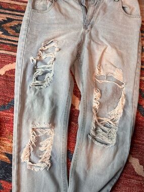 Light Wash Distressed Ripped Jeans